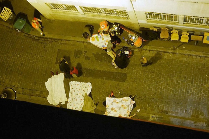 2E6C8B2C00000578-3317776-Bodies_litter_the_streets_of_a_Paris_alley_after_a_string_of_ter-a-74_1447454685806