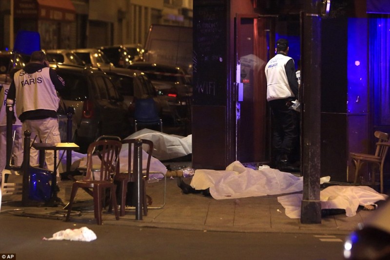 2E6C9FD000000578-3317776-Victims_lay_on_the_pavement_outside_Paris_restaurant_following_a-a-62_1447454685402