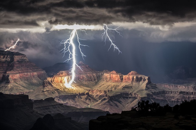 La-foudre-sabat-sur-le-Grand-Canyon
