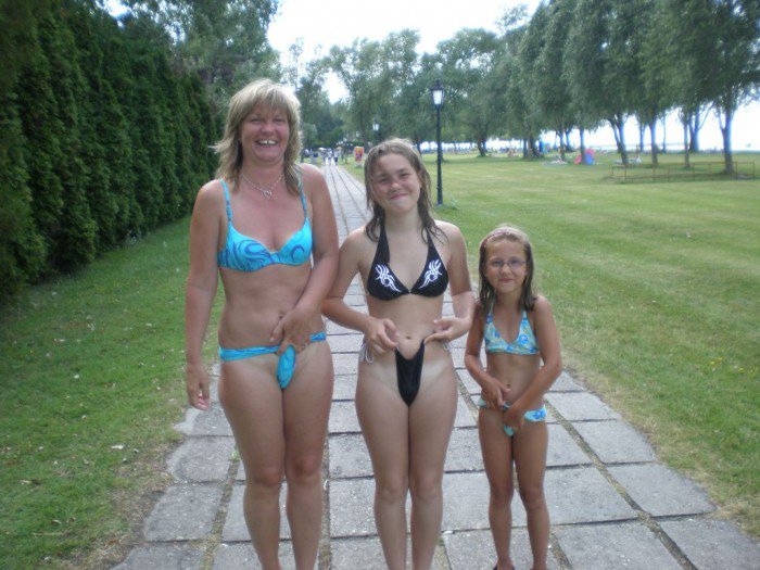 Mother-daughter-bikini-pull-up-fail