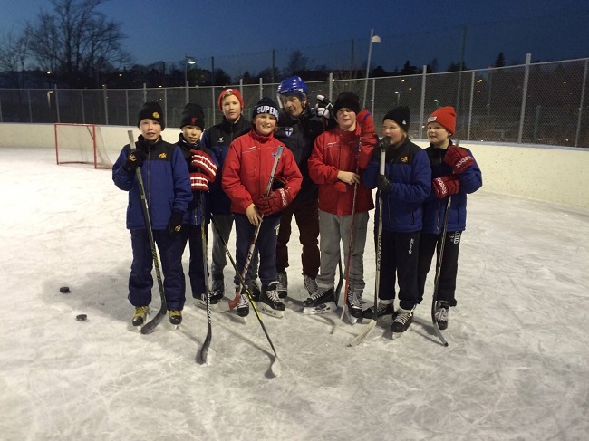 Président-Finlandais-après-avoir-joué-un-match-de-hockey-avec-des-enfants