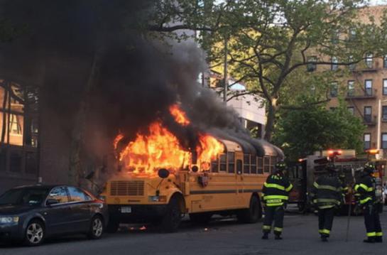 New York des enfants incendient un bus scolaire