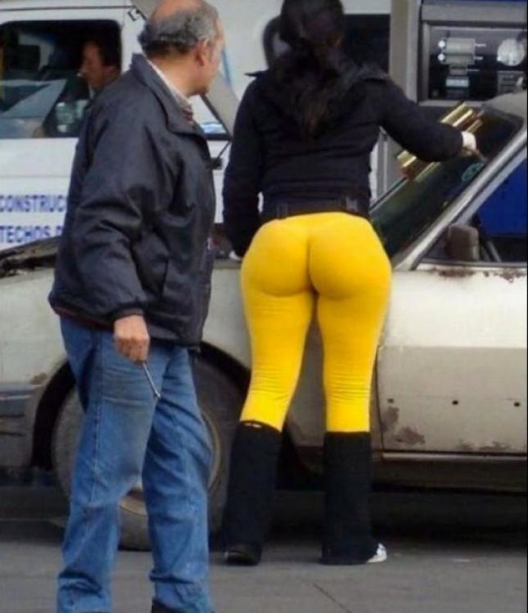 Жена со спущенными штанами у машины фото