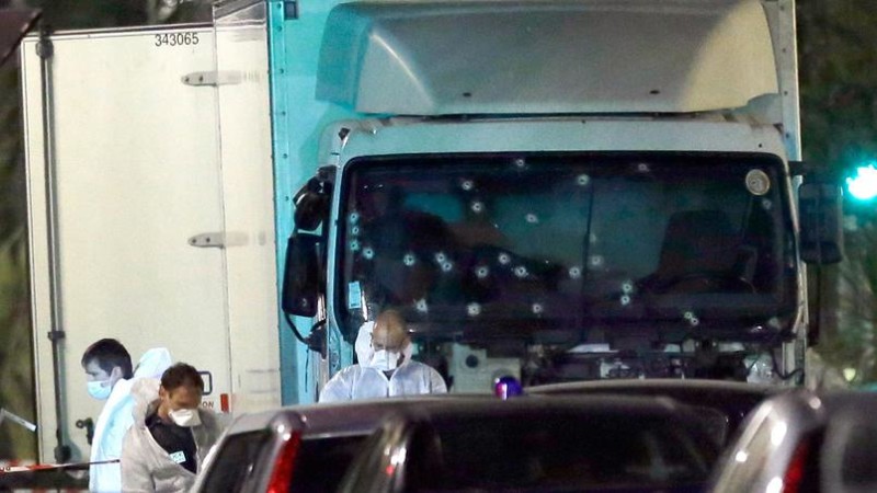 Attentat à Nice au moins 80 morts et 18 blessés