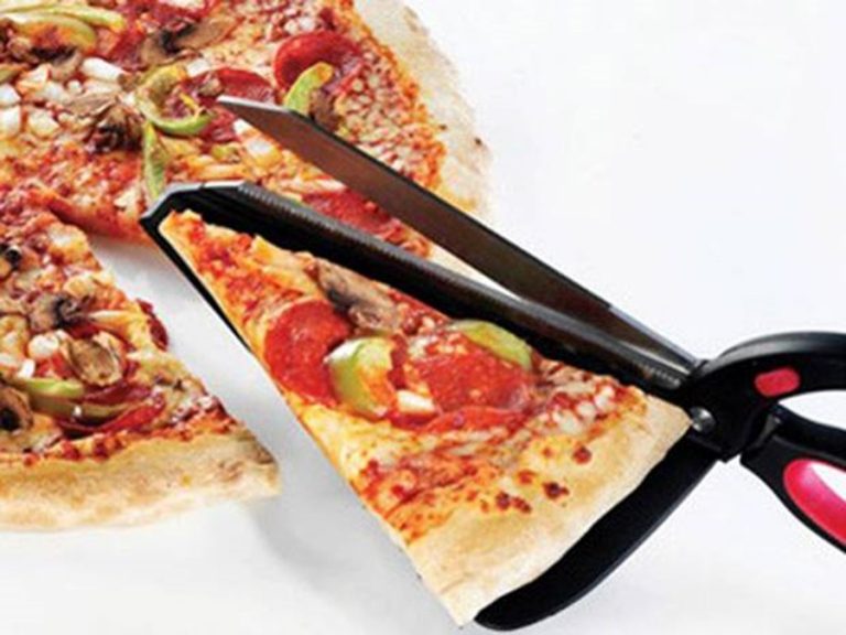 Des-ciseaux-spatule-pour-pizza-768x576