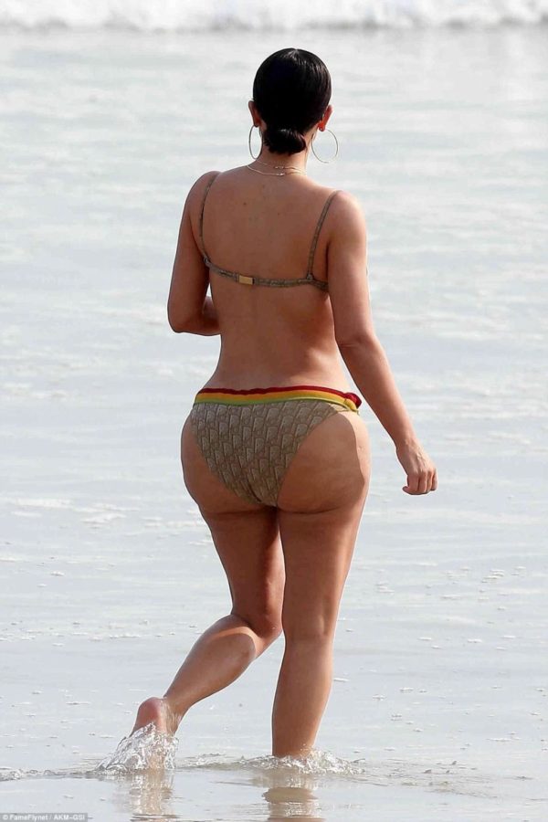 Sur Une Plage En Bikini Kim Kardashian Intrigue Le Web Avec Ses Fesses