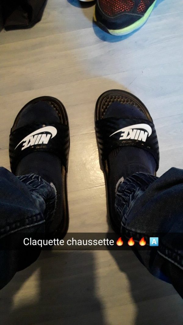 La Mode Des Claquettes Chaussettes Est De Retour Et Ce N Est Pas Une