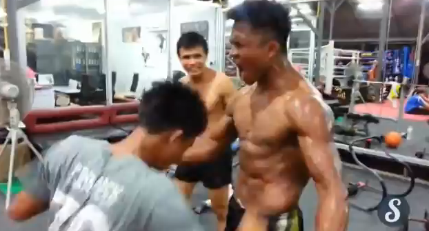 Buakaw teste ses abdominaux et ça pique !