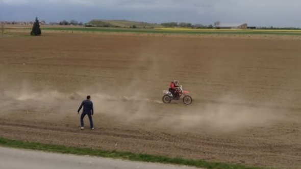 Agriculteur contre Motocross…