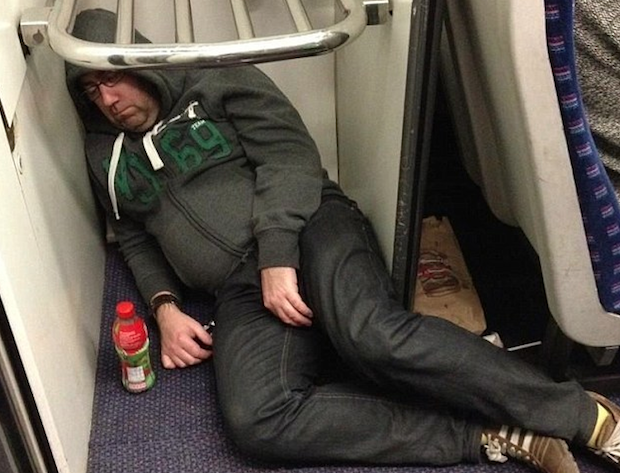 Regarde toi quand tu dors dans le métro… (13 images drôle et insolites)