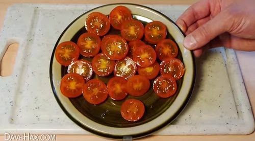 Astuce pour couper rapidement des tomates cerises…