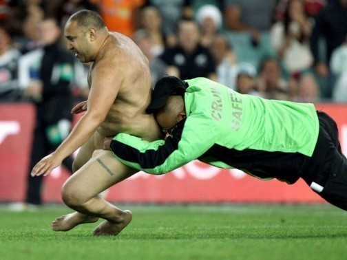 Un streaker plaqué lors d’un match de rugby !