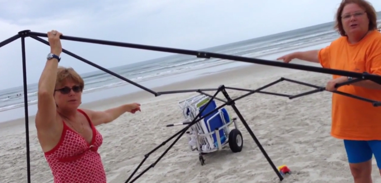Deux femmes tentent de voler une tente sur la plage…