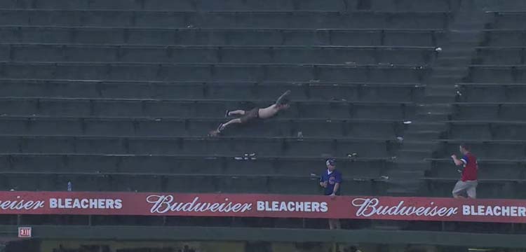 Nager dans les tribunes d’un stade…