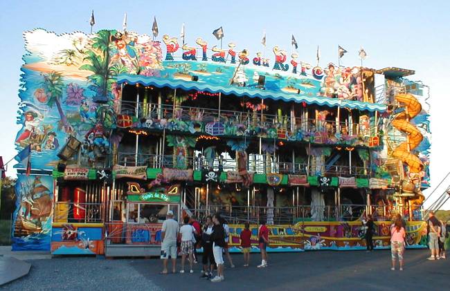 Une petite fille est piégée dans le palais du rire d’une fête foraine…