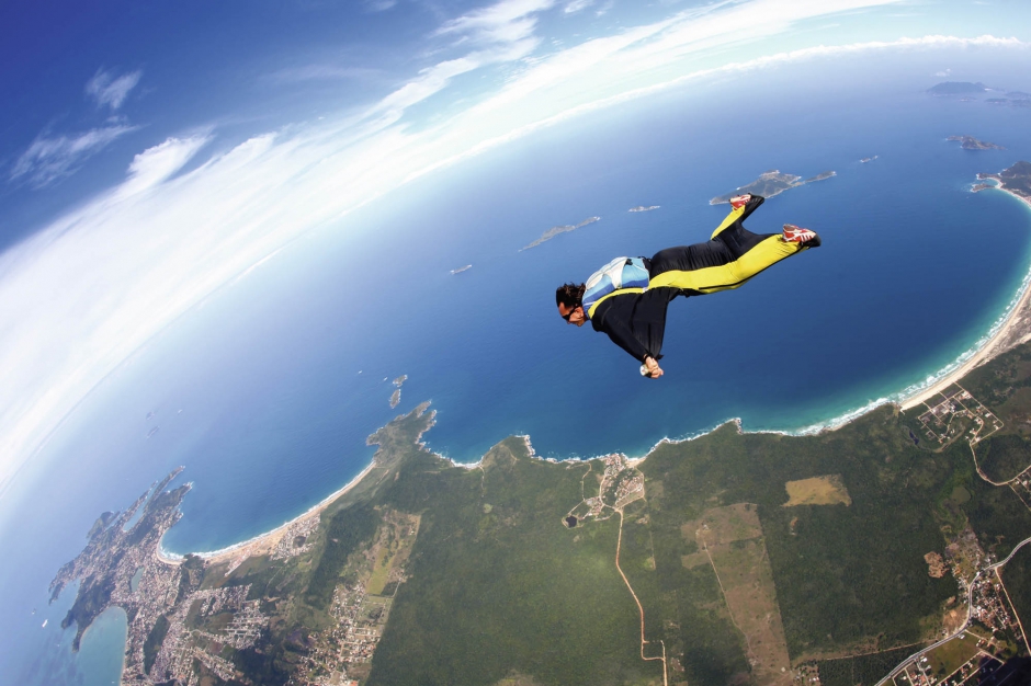 Wingsuit entre les sapins !