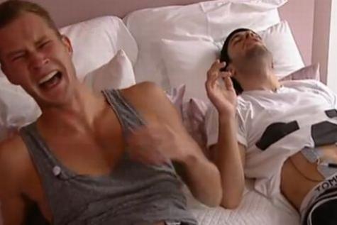 Quand deux hommes expérimentent les sensations de l’accouchement…