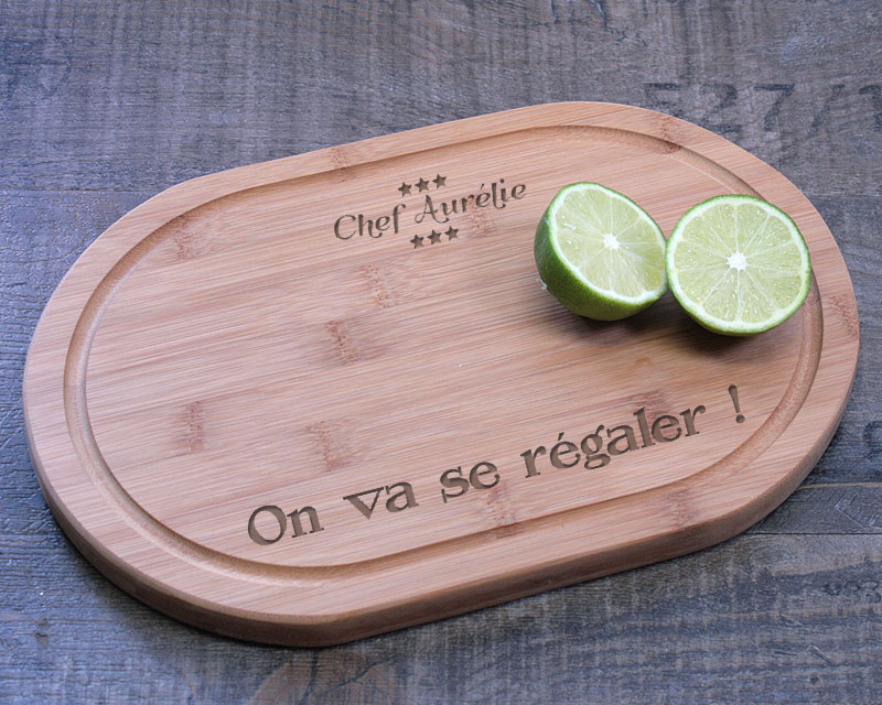 Un enfant reçoit une planche à découper en cadeau…