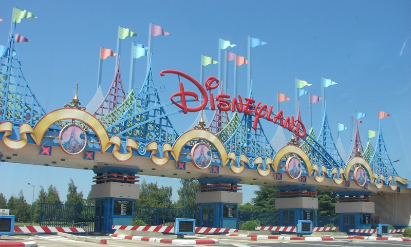 Surprise cette petite fille va à Disneyland…
