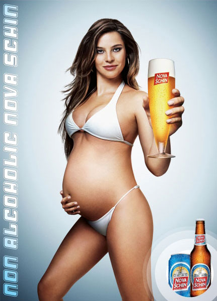 Exploit : une femme boit une bière sans les mains…
