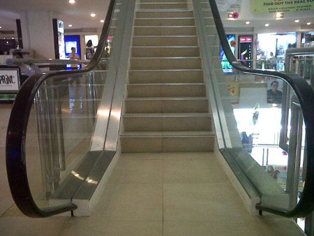 Moment tendresse dans un escalator…