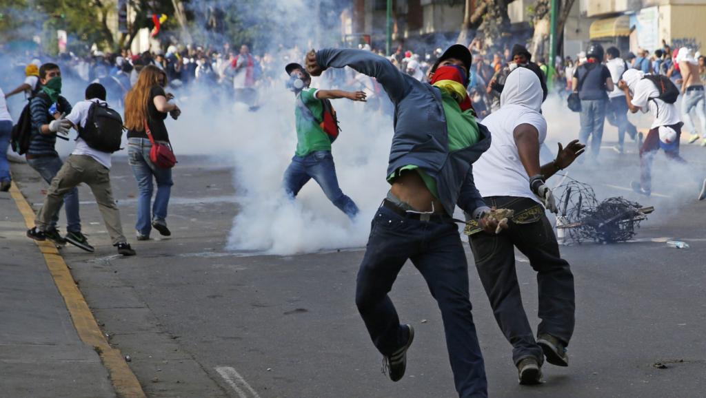 Un manifestant vénézuélien vs Grenade lacrymogène…
