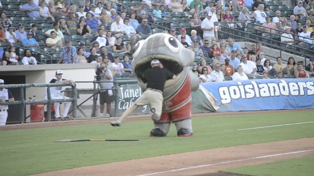 Une mascotte géante mange un homme…