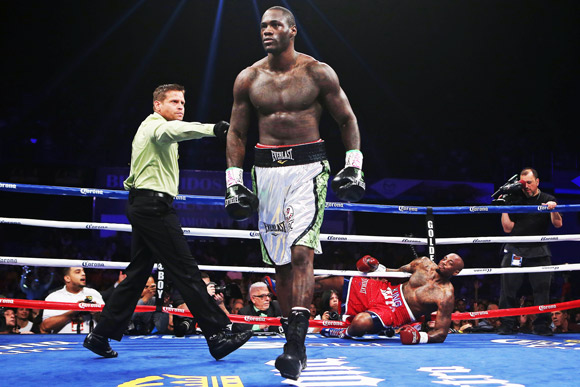 Le boxeur Deontay Wilder frappe un fan…