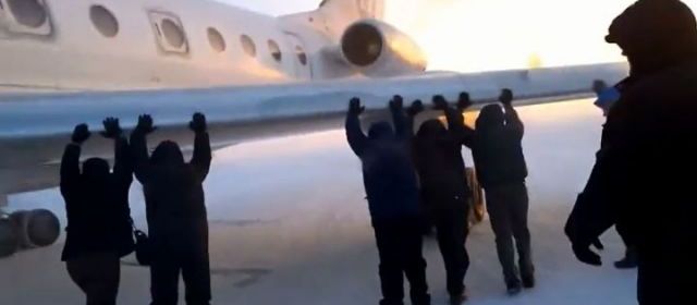 Vidéo WTF : Des passagers poussent leur avion pour décoller