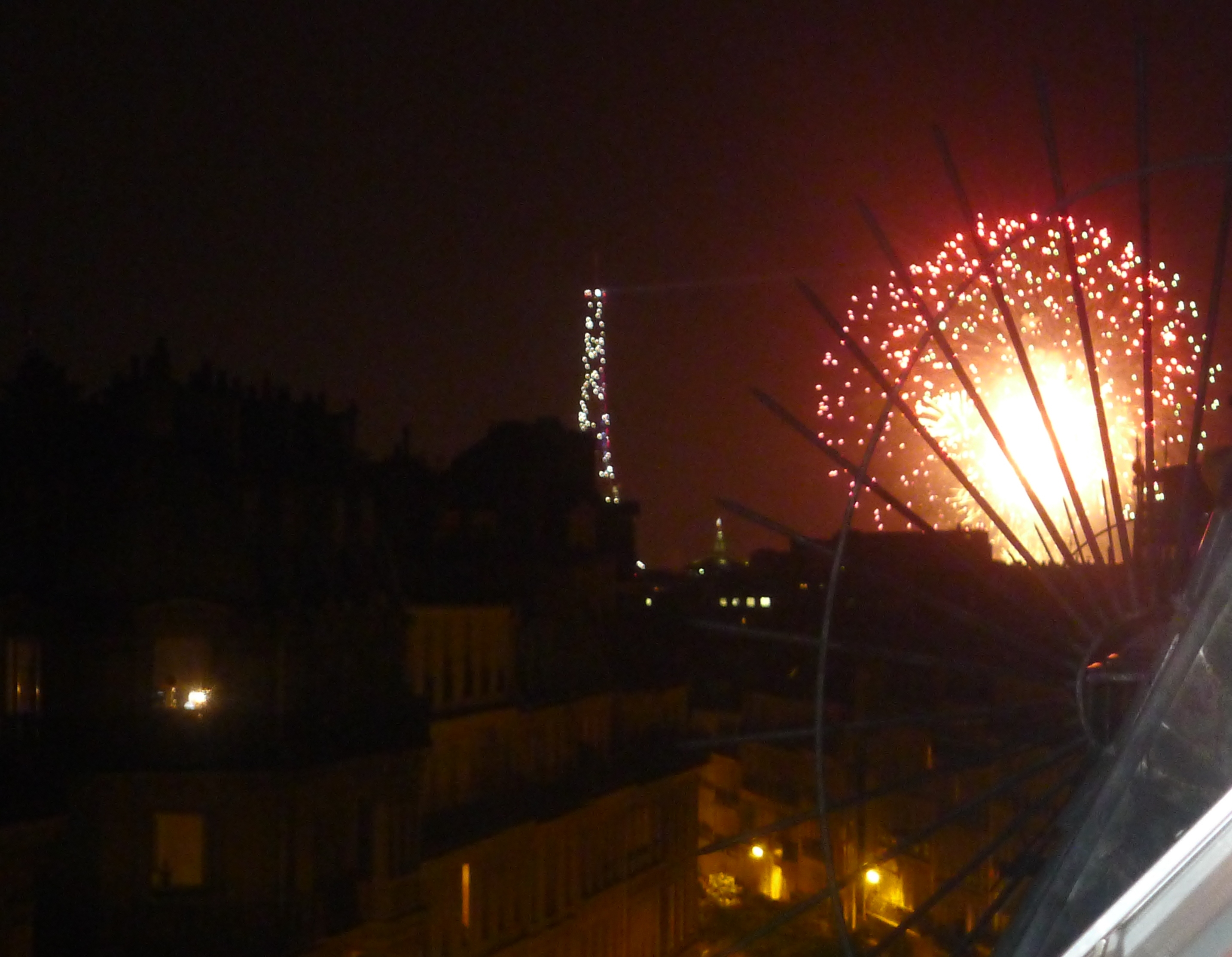 OUPS !! Feu d’artifice chez  le voisin