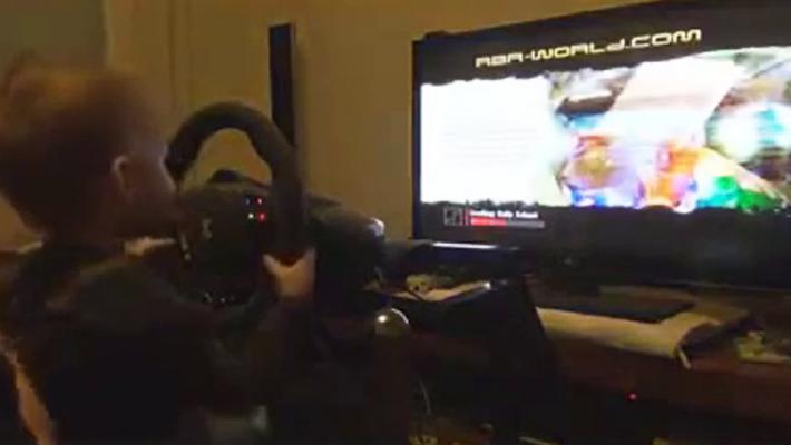 Un bébé joue à un jeu vidéo de Rallye