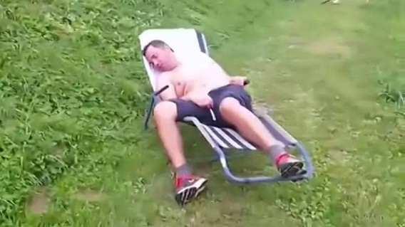 Petite blague a un pêcheur qui fait une sieste