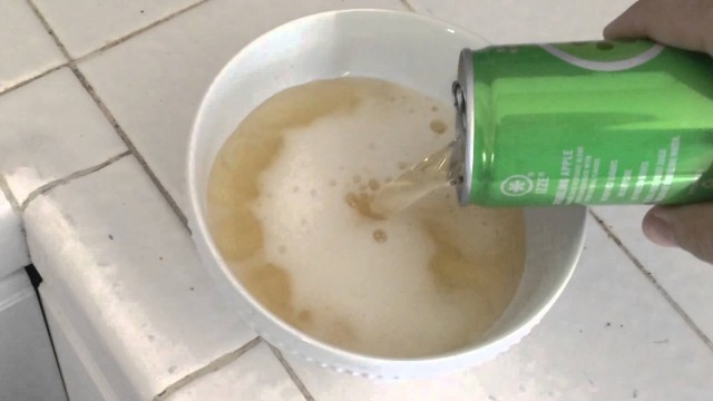 Surprise un boulon dans une canette…