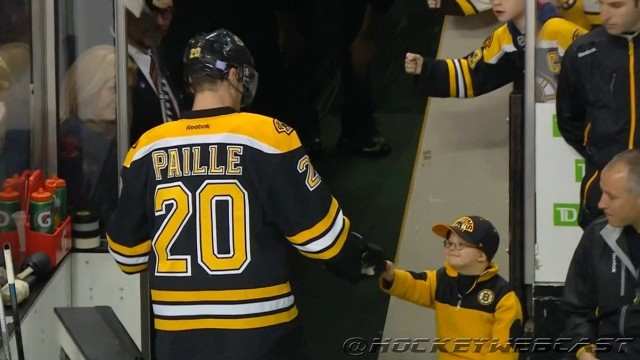 Fan de hockey un enfant check l’équipe