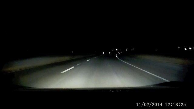 RoadRage curieux sur le bord de la route