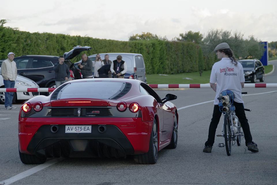 Record à la con : rouler à 333 km/h sur un vélo