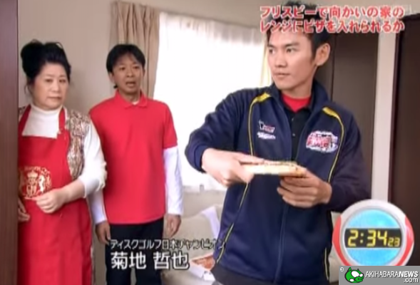 Record : Lancer une pizza-frisbee dans un micro-onde