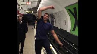 Partie de ping pong dans le métro