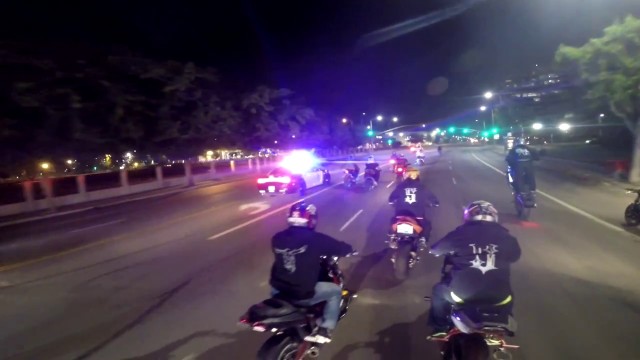 Motards vs Hélicoptère vs voitures de police