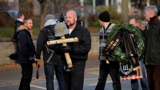 Comment troller des néo-Nazis