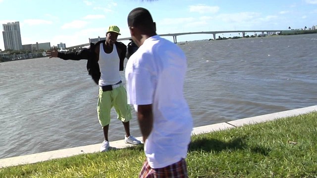 Vidéo Fail : shoot photo d’un rappeur à l’eau…