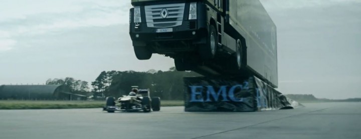 Record mondial : Un poids lourd saute au-dessus d’une F1