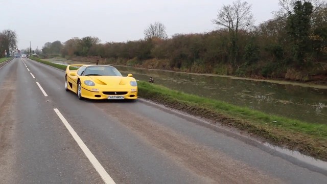 Faire du wakeboard avec une Ferrari F50