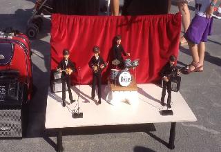 Des marionnettes des Beatles chantent « Help »