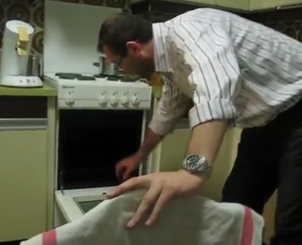 Un homme ivre veut se faire cuire la tête