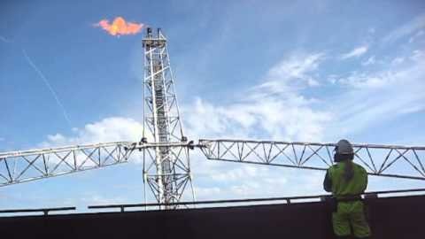 Allumer une torchère pétrolière