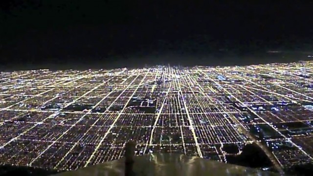 Timelapse d’un atterrissage de nuit à Chicago