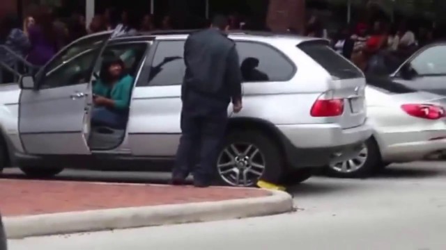 Une enragée éclate un sabot fixé à sa voiture