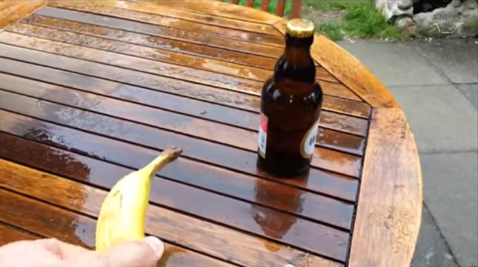 Ouvrir une bière avec une banane