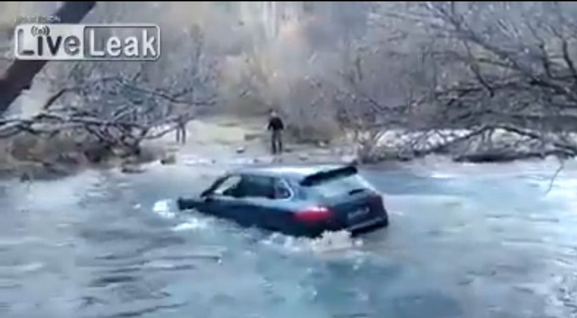 Nous avons trouvé le boulet du jour avec sa Porsche Cayenne
